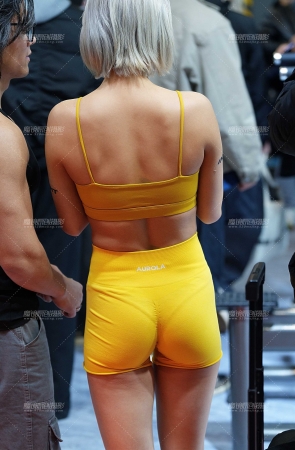 黄色紧身短裤 - 短发纹身 [24P]