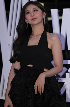 夜拍气质黑裙美女【套图+视频】