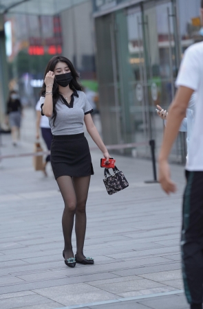 黑裙黑丝小姐姐