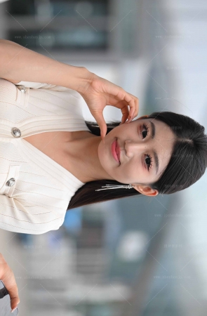 2592-18-110√清秀美腿小姐姐