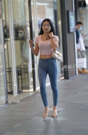 街拍紧牛美女