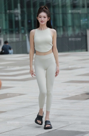 浅色瑜伽裤美女（仔细分析一下）