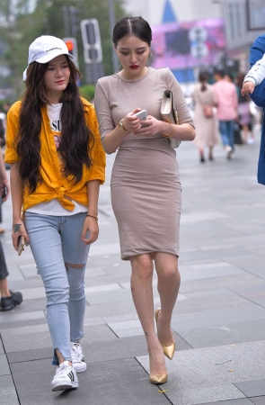 魂魂街拍作品 - 包臀金色高跟大长腿