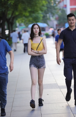 高腰热裤的美眉