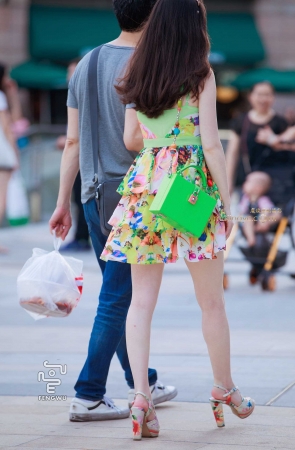 吊带连衣短裙，美腿，凉高