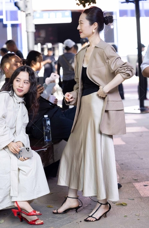 LB177-117P上海时装周-爱抽烟的气质韵味美足少妇