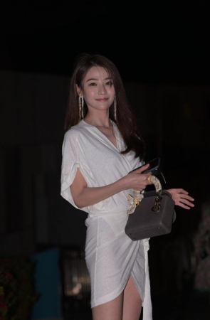 慵懒睡袍风白裙 [91P-2.16GB]