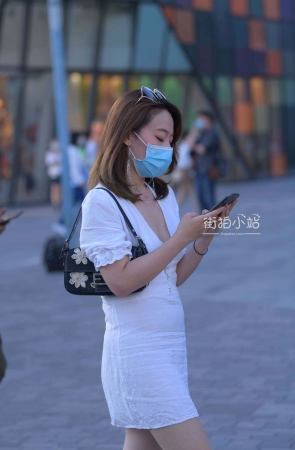 看手机的白裙姐姐