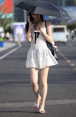 LB523-46P  成都车展-白嫩网红车模小姐姐下班拍美腿