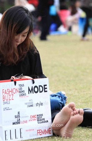 黑衣白嫩美足少妇