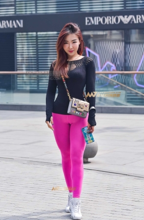 左手倒影赛帖：粉红色健美魔鬼身材美女