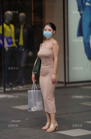 街拍米色长裙大美女