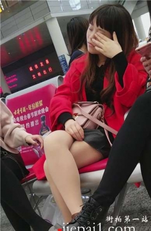 4k-高铁站候车室拍摄极品肉丝大红外套美眉