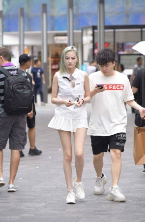 街拍染发的白色短裙妹子