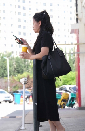 天津篇第二集-腼腆少妇平底肉丝站姿玩鞋8K画质6min