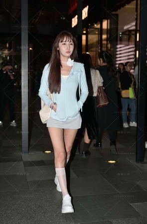 偶遇长筒袜美腿美眉