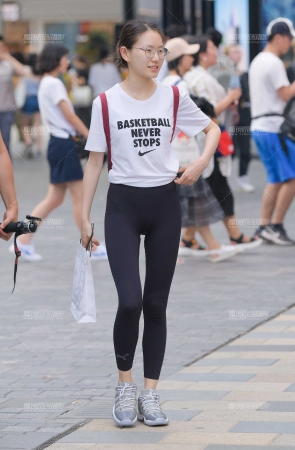 紧身裤女孩