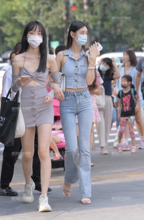 高挑紧身牛仔裤美女