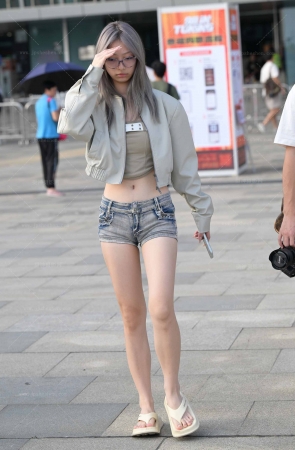 24920-29=61√紧致热裤女孩 15P