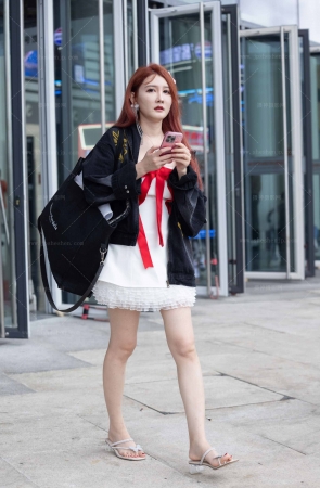 LB027-30P 成都车展街拍红发车模小姐姐下班 6P