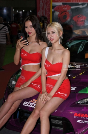 红裙模特姐妹