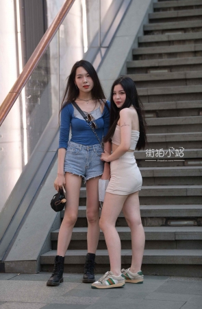搭讪街拍美腿热裤小姐姐