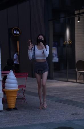 纤细美腿高跟的清秀女孩