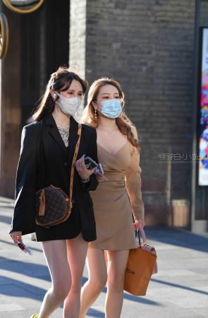 夕阳下的时尚姐妹花