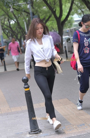 黑色紧身裤美女