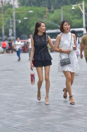 骨感VS微胖 长腿美少妇