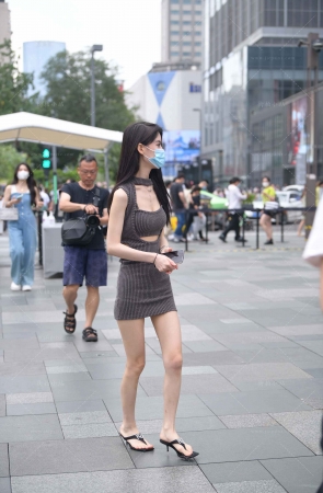 灰色短裙大眼睛妹纸