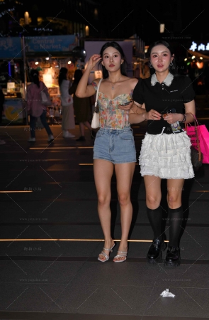 街拍美腿热裤凉高美眉跟闺蜜