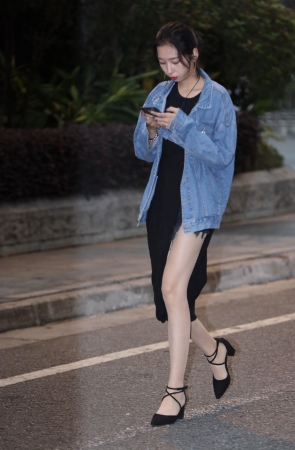 开叉裙漏出来的肉丝长腿