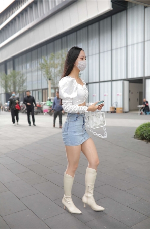 牛仔裙美女