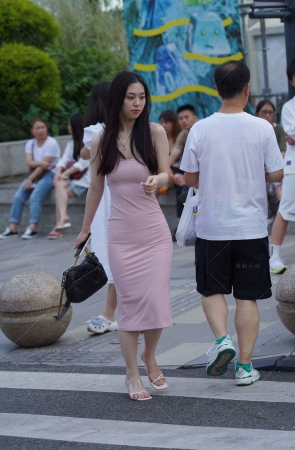 街拍粉色裙小姐姐