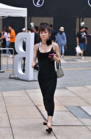 黑色长裙小姐姐