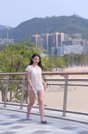 视觉冲击街拍作品 - 海边丰腴的白色比基尼美女