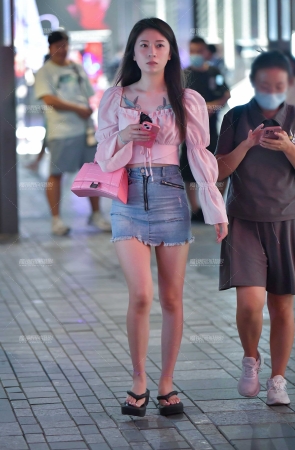 &逛街牛仔裙美女