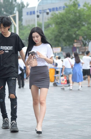 街拍白衬衫大长腿美女