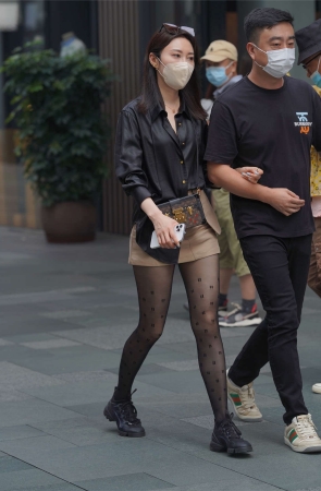 咖色短裙美腿黑丝