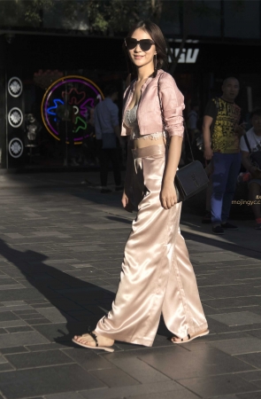 光影下的美女，肚脐美胸裸露显性感