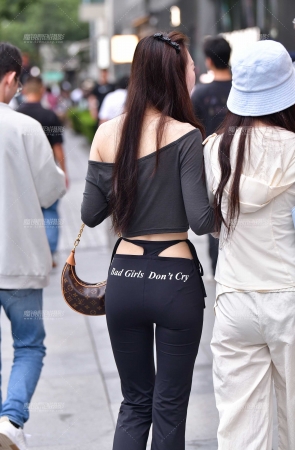 &个性黑裤美女
