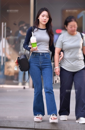 &美甲清纯牛仔裤美女