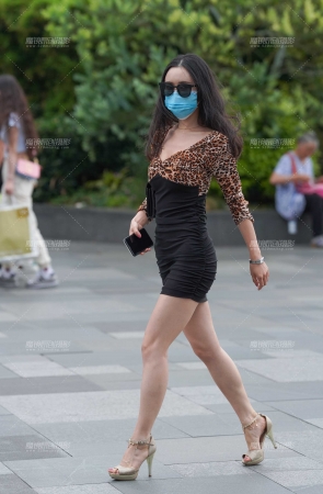 妹子这种精致的身材 男人女人都爱