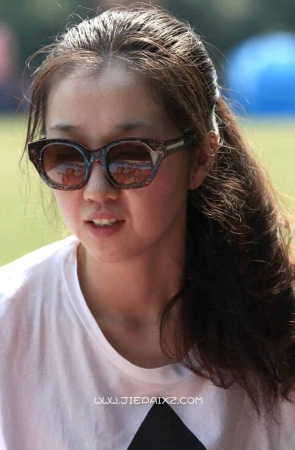 黑裤少妇草地上悠闲的趴着