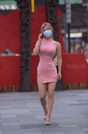 性感粉色旗袍街拍美女