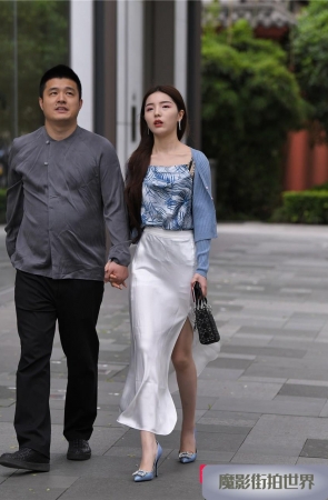 开叉白裙美女3A1206[215M]