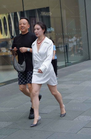 街拍白裙高跟美腿~