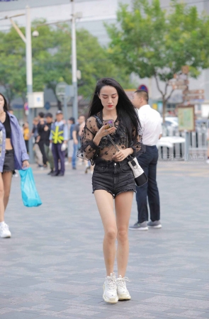街拍热牛美腿女孩