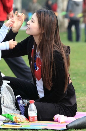 No1096 草地上墨镜少妇高清晰足度